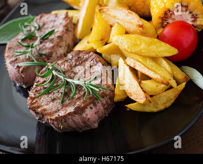 Tendre et juteux steak de veau rosé avec frites Banque D'Images