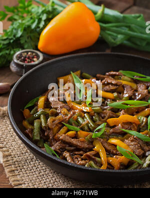 Incorporer le boeuf friture avec les poivrons et les haricots verts. Banque D'Images