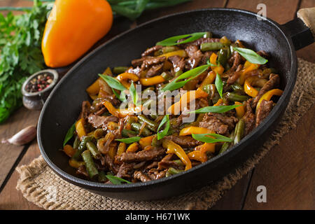 Incorporer le boeuf friture avec les poivrons et les haricots verts. Banque D'Images