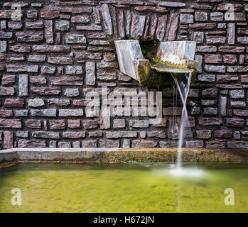 L'eau courante des parois à l'effet de flou. Banque D'Images