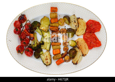 Vue du haut vers le bas de la plaque ovale avec tomates cerises grillées ou rôties, le brocoli, la courge, les carottes et autres délicieux légumes sur Banque D'Images