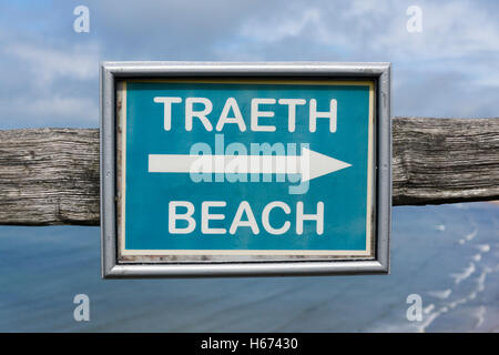 Un Welsh-English signe à Rhossili Bay Banque D'Images