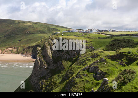 Vue sur les falaises le jour ensoleillé de l'été vers le village de Rhossili, sur la péninsule de Gower, Swansea, pays de Galles Banque D'Images