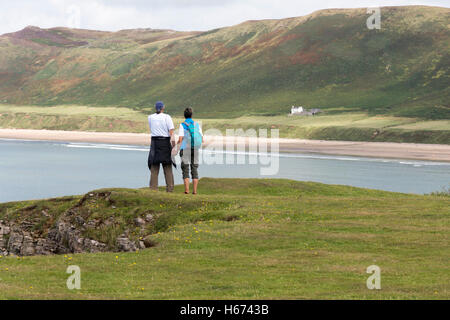 Un couple à la recherche à travers la baie de Rhossili the Old Rectory Banque D'Images