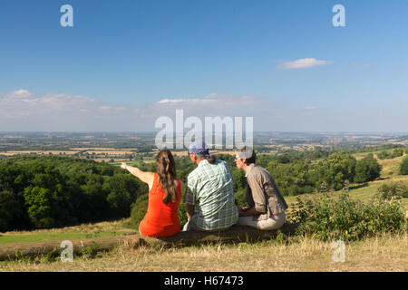 Visiteurs autrichiens à Dover's Hill à la recherche à la campagne du Gloucestershire Banque D'Images