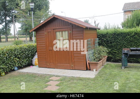Cabane en bois pour les outils dans le jardin Banque D'Images