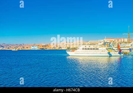 Le Snow-white les bateaux de plaisance dans le port avec la côte de montagne dans l'arrière-plan, Eilat, Israël. Banque D'Images