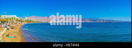 La vue sur les plages d'Eilat et les montagnes de Jordanie, Eilat. Banque D'Images
