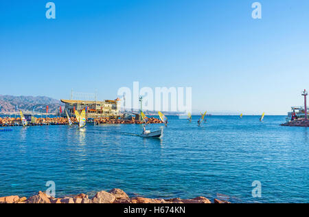 La planche à voile à côté du Club de voile dans le port après les compétitions, Eilat Banque D'Images