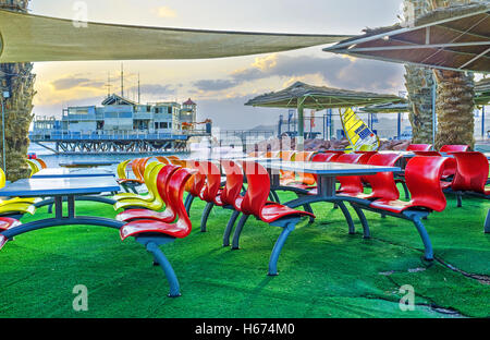 Le café en plein air panoramique, situé dans la zone de plage, à côté du yacht club, Eilat Banque D'Images