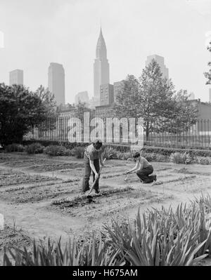 Deux enfants qui travaillent dans les jardins de la victoire de l'école, Première Avenue, entre les 35e et 36e Rue, New York City, New York, USA, Edward Meyer pour l'Office of War Information, Juin 1944 Banque D'Images