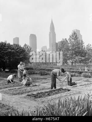 Les enfants travaillant dans des jardins de la victoire de l'école, Première Avenue, entre les 35e et 36e Rue, New York City, New York, USA, Edward Meyer pour l'Office of War Information, Juin 1944 Banque D'Images