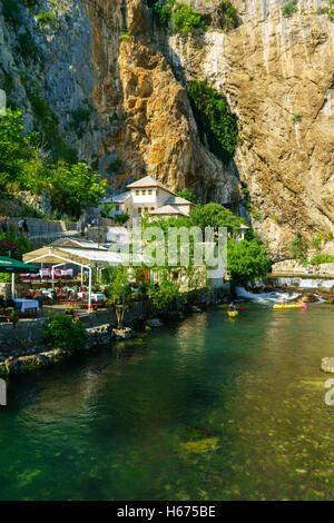 BLAGAJ, BIH - Juillet 05, 2015 : Le Monastère de Tekija, un soufi, et la rivière Buna, avec des restaurants, les habitants et les touristes, à Blagaj, Banque D'Images