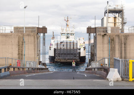 - Caledonian MacBrayne CALMAC ferry - arrivant à Zemst, Isle of Skye Banque D'Images