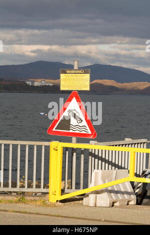 Location de tomber dans l'eau panneau d'avertissement de trafic à Zemst harbour dock, Isle of Skye, Scotland, UK Banque D'Images