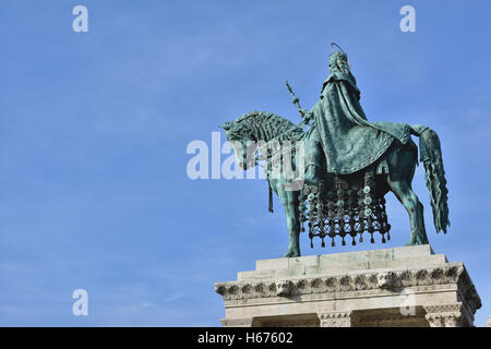 Statue équestre en bronze de Saint Etienne, roi de Hongrie, érigée en 1906 à Fisherman's Bastion Square, à Budapest (avec cop Banque D'Images