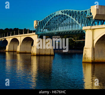 Pont de la rue du marché au centre-ville de Chattanooga, Tennessee. Photo est tourné à partir de Ross' Landing minutes avant le coucher du soleil. Banque D'Images