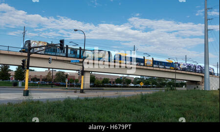 Ligne de métro bleue train voyage sur l'Avenue de Minnehaha Mall of America et de l'aéroport au centre-ville de Minneapolis Minnesota MN USA Banque D'Images