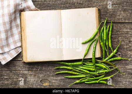 Livre blanc et vert Chili Peppers. Vue d'en haut. Banque D'Images