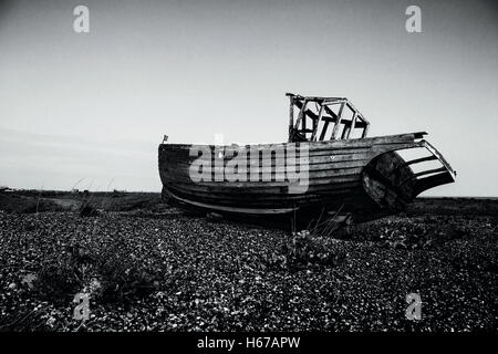 Bateau navire dans le cimetière à Dungeness rendus en noir et blanc Banque D'Images