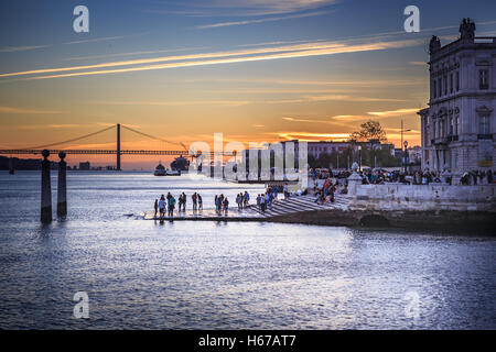 Lisbonne, PORTUGAL - CIRCA Octobre 2016 : Cais das Colunas ville à Lisbonne par le soleil couchant, au Portugal. Banque D'Images