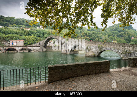 Ponte del Diavolo ou Ponte della Maddalena, Borgo a Mozzano, Lucca, Toscane, Italie, Europe Banque D'Images