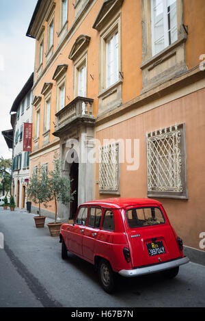 Renault 4 rouge dans la rue de la Volterra, Toscane, Italie, Union européenne, Europe Banque D'Images