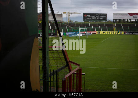 Une vue sur le terrain vers la fin de l'écart à l'ovale, Belfast, photographié avant Glentoran ville hôte-rivaux Cliftonville dans un match de première division NIFL. Glentoran, formé en 1892, ont été fondées à l'Ovale depuis leur formation et sont historiquement l'un de l'Irlande du Nord des deux grands clubs de football. Ils avaient une unprecendentally mauvais début de la ligue en 2016-2017, campagne mais venaient de derrière pour gagner ce luminaire 2-1, suivi par une foule de 1872. Banque D'Images