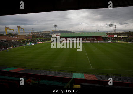 Une vue sur le terrain vers la fin de l'écart à l'ovale, Belfast, photographié avant Glentoran ville hôte-rivaux Cliftonville dans un match de première division NIFL. Glentoran, formé en 1892, ont été fondées à l'Ovale depuis leur formation et sont historiquement l'un de l'Irlande du Nord des deux grands clubs de football. Ils avaient une unprecendentally mauvais début de la ligue en 2016-2017, campagne mais venaient de derrière pour gagner ce luminaire 2-1, suivi par une foule de 1872. Banque D'Images