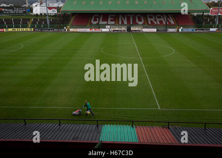 La doublure du club groundsman la hauteur à l'ovale, Belfast, photographié avant Glentoran ville hôte-rivaux Cliftonville dans un match de première division NIFL. Glentoran, formé en 1892, ont été fondées à l'Ovale depuis leur formation et sont historiquement l'un de l'Irlande du Nord des deux grands clubs de football. Ils avaient une unprecendentally mauvais début de la ligue en 2016-2017, campagne mais venaient de derrière pour gagner ce luminaire 2-1, suivi par une foule de 1872. Banque D'Images