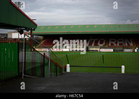 Une vue sur le terrain vers la fin de l'écart à l'ovale, Belfast, photographié avant Glentoran ville hôte-rivaux Cliftonville dans un match de première division NIFL. Glentoran, formé en 1892, ont été fondées à l'Ovale depuis leur formation et sont historiquement l'un de l'Irlande du Nord des deux grands clubs de football. Ils avaient une unprecendentally mauvais début de la ligue en 2016-2017, campagne mais venaient de derrière pour gagner ce luminaire 2-1, suivi par une foule de 1872. Banque D'Images