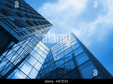 Grand immeuble de bureaux de l'ensemble de l'image de la teinte bleue Banque D'Images