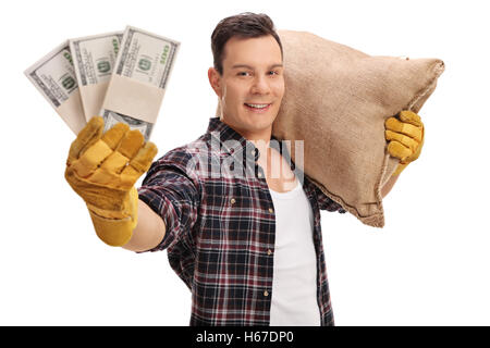 Agriculteur posant avec un sac de jute et de l'argent offres packagées isolé sur fond blanc Banque D'Images