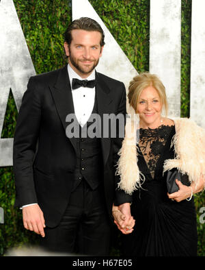 Bradley Cooper et Gloria Cooper arrivent pour le 2013 Vanity Fair Oscar Party hosted by Graydon Carter à Sunset Tower le 24 février 2013 à West Hollywood, Californie. Banque D'Images