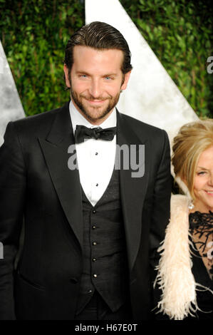 Bradley Cooper et Gloria Cooper arrivent pour le 2013 Vanity Fair Oscar Party hosted by Graydon Carter à Sunset Tower le 24 février 2013 à West Hollywood, Californie. Banque D'Images