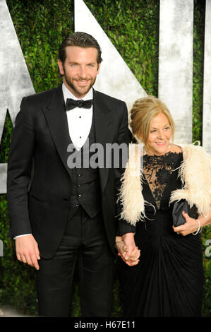 Bradley Cooper et Gloria Cooper arrivent pour le 2013 Vanity Fair Oscar Party hosted by Graydon Carter à Sunset Tower le 24 février 2013 à West Hollywood, Californie. Banque D'Images