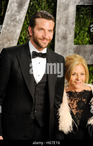 Bradley Cooper et Gloria Cooper arrivent pour le 2013 Vanity Fair Oscar Party hosted by Graydon Carter à Sunset Tower le 24 février 2013 à West Hollywood, Californie. Banque D'Images