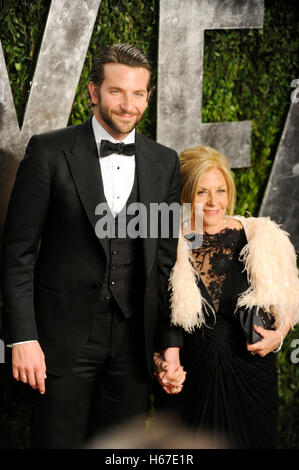 Bradley Cooper et Gloria Cooper arrivent pour le 2013 Vanity Fair Oscar Party hosted by Graydon Carter à Sunset Tower le 24 février 2013 à West Hollywood, Californie. Banque D'Images