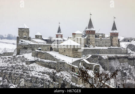 Vue d'hiver de forteresse médiévale de Kamyanets-Podilsky, ouest de l'Ukraine Banque D'Images