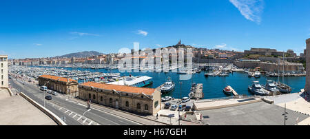 Skyline aérienne vue panoramique de Vieux Port et basilique Notre Dame de la Garde à Marseille ville, France Banque D'Images