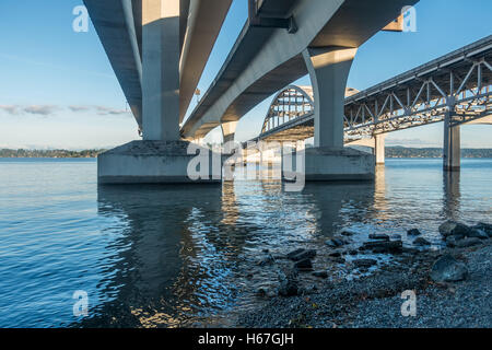 Vue de dessous l'extrémité ouest de l'I-90 bridge à Seattle, Washington. Banque D'Images