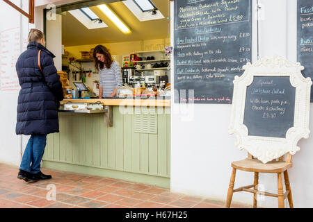 Senior woman ordering food au guichet dans le Café Vinehouse Helmsley Walled Garden North Yorkshire Banque D'Images