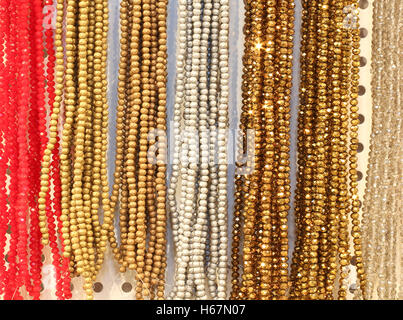 Beaucoup de belles perles chatoyantes colliers faits avec des pierres colorées et en vente en magasin de bijoux Banque D'Images