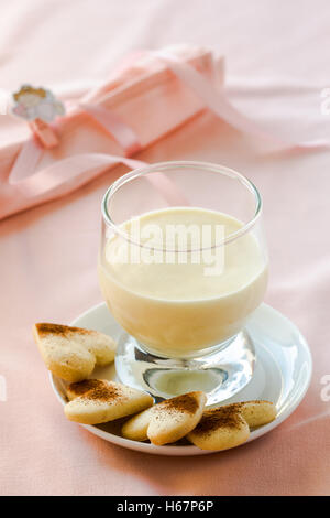 Zabaione dessert italien, faite de jaunes d'œufs, sucre, vin de Marsala et servi avec des biscuits en forme de cœur Banque D'Images