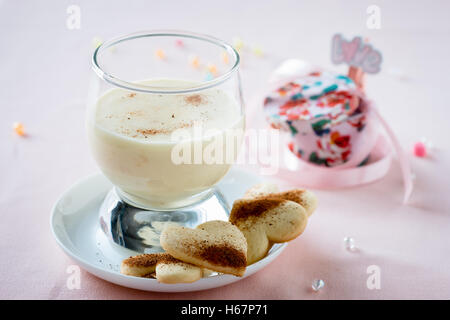 Zabaione dessert italien, faite de jaunes d'œufs, sucre, vin de Marsala et servi avec des biscuits en forme de cœur Banque D'Images