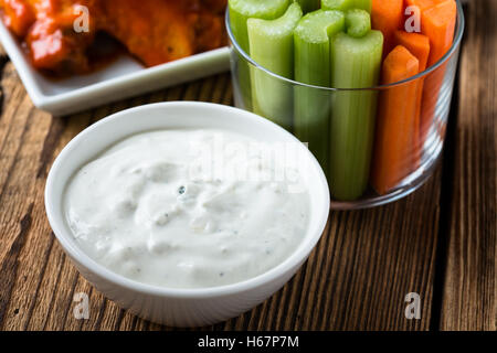 Vinaigrette au fromage bleu trempette pour servi avec du céleri, des bâtonnets de carotte et de buffalo aile de poulet avec sauce au poivre de cayenne Banque D'Images