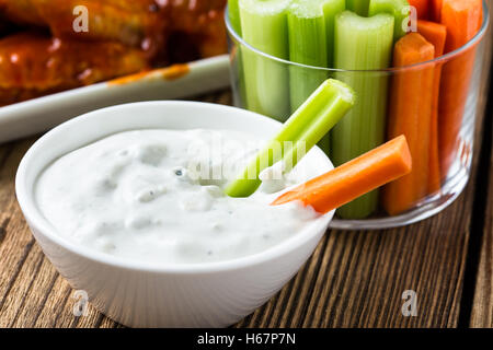 Vinaigrette au fromage bleu trempette pour servi avec du céleri, des bâtonnets de carotte et de buffalo aile de poulet avec sauce au poivre de cayenne Banque D'Images