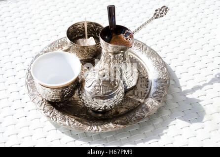 Avec un bac métallique en Cuivre Etamé cezve (džezva) rempli de mousse traditionnel café bosniaque, un pot d'argent avec loukoum Banque D'Images