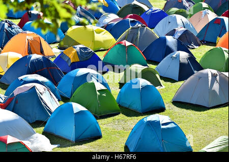 Beaucoup de tentes colorées sur un pré en un jour d'été pendant le festival de musique Banque D'Images