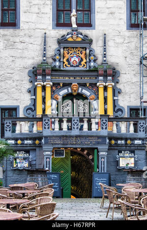 Ratsbrauhaus bar entrée dans l'Ancien hôtel de ville avec les armoiries de la ville au village historique de Hann. Münden, Basse-Saxe, Allemagne Banque D'Images
